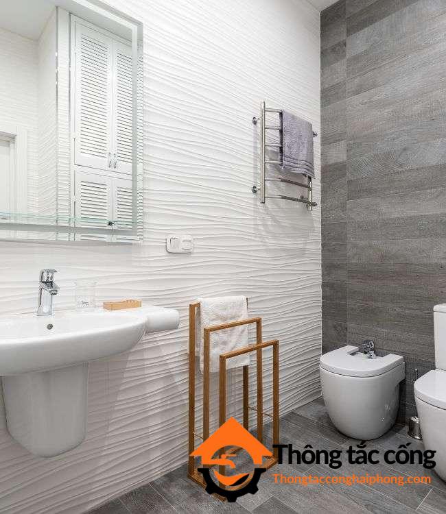 mùi ẩm mốc trong nhà vệ sinh